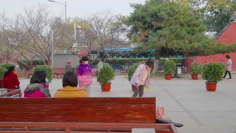 Los-Niños-Con-Máscaras-Juegan-Juntos-En-El-Parque-Durante-La-Pandemia-De-Covid-19-En-Beijing-China