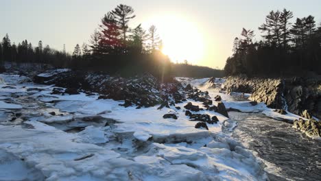 Naturaleza-Invernal-Con-Una-Increíble-Puesta-De-Sol-En-Minnesota.