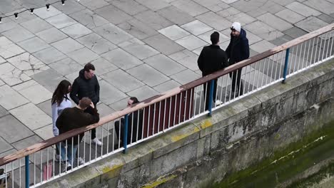 People-relaxing-in-Southbank-near-Parliament,-London,-United-Kingdom