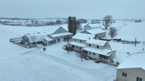 Amerikanische-Farm-Im-Ländlichen-Raum-Der-USA-Während-Eines-Schneesturms