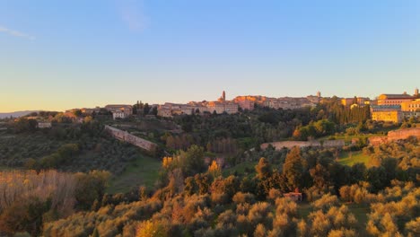 Clasic-aeria-view-in-the-medieval-city-of-San-Gimignano-and-the-tuscan-countryside-in-the-evening-light