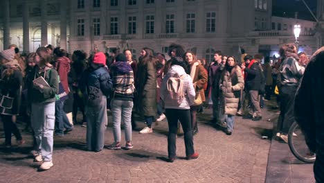 Nachtdemonstration-Für-Die-Stärkung-Der-Frauen-Mit-Transparenten