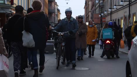 Nahe-Zeitlupe-Einer-Familie-Mit-Fahrrädern-Auf-Einer-Belebten-Straße-Im-Herbst-In-Stockholm