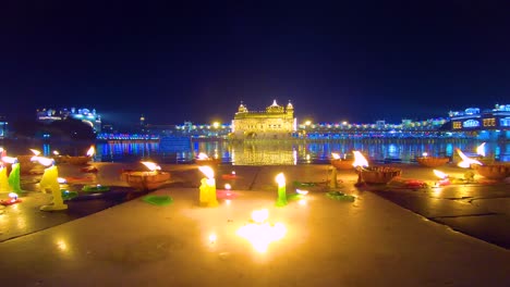 El-Templo-Dorado-Amritsar-India-Celebra-Gurupurab-En-El-Templo-Dorado-Y-Fuegos-Artificiales