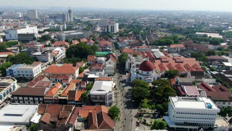 Colorful-rooftops-and-endless-horizon-of-Semarang-city-in-Indonesia,-aerial-view