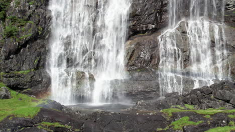 Die-Kamera-Schiebt-Sich-Auf-Den-Grund-Eines-Breiten-Wasserfalls,-Laukelandsfossen,-In-Norwegen