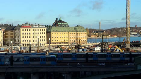 Zwei-U-Bahn-Züge-Fahren-An-Der-Baustelle-Am-Slussen-In-Stockholm-Vorbei