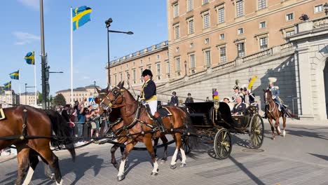 Rey-Y-Reina-Suecos-En-Carruaje-De-Caballos-En-La-Celebración-Del-Día-Nacional