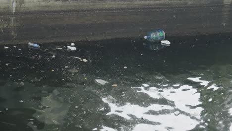 Müllverschmutzung-über-Dem-Fluss-In-Der-Stadt-Hongkong,-China