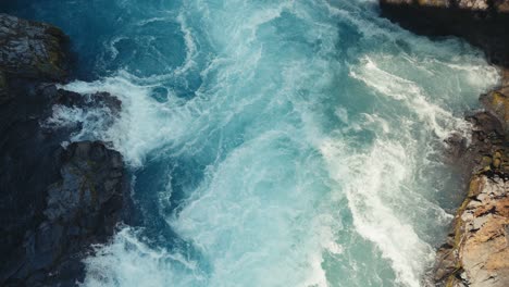 Statische-Kamera-Eines-Wunderschönen-Aquamarinblauen-Flusses-Mit-Reißenden-Stromschnellen