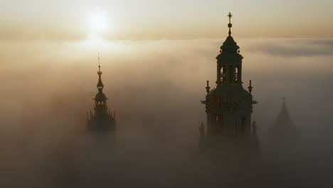 Wawel-Castle-during-foggy-sunrise,-Krakow,-Poland-at-slow-movement