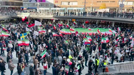 Menschenmenge-Mit-Fahnen-Bei-Kundgebung-Gegen-Das-Iranische-Regime-Auf-Dem-Stockholmer-Platz