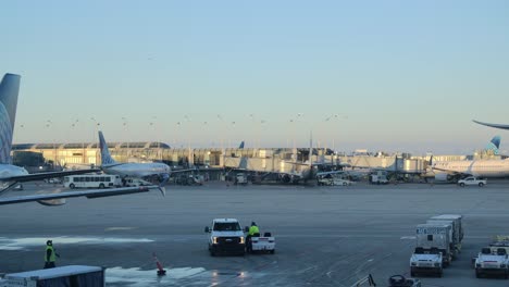 Timelapse-De-La-Rampa-Con-Aviones-Y-Camiones-Del-Aeropuerto-De-Chicago-Ord