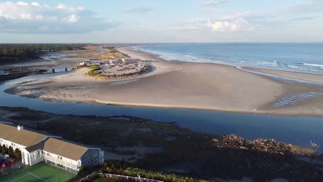 Luftaufnahme-Des-Strandresorts-Ogunquit-An-Der-Küste-Von-Maine,-USA.-Drohne-Dreht-Sich-Um-Das-Hotelgebäude-Am-Wasser-Und-Den-Sandstrand