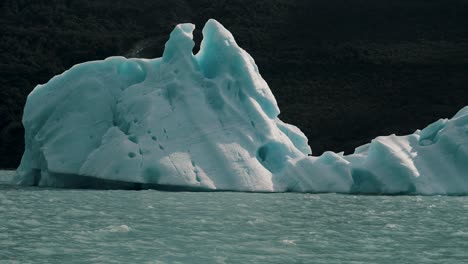 Iceberg-In-Glacial-Argentino-Lake-In-Los-Glaciares-National-Park