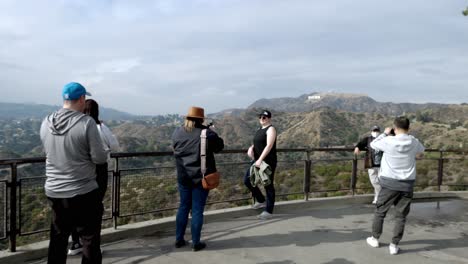 Turistas-Con-El-Cartel-De-Hollywood-Al-Fondo-Con-Vídeo-Panorámico-De-Derecha-A-Izquierda.