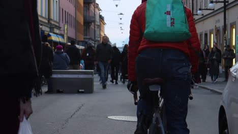 Statische-Zeitlupe-Des-Fahrrad--Und-Fußgängerverkehrs-Auf-Der-Straße,-Stockholm,-Schweden