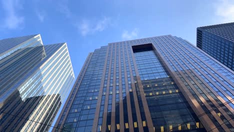 Dieser-4k-Clip-Zeigt-Ein-Bürogebäude-Mit-Blauem-Himmel-Und-Vorbeiziehenden-Wolken