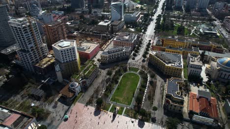 Corazón-De-Tirana:-Vista-Aérea-Que-Captura-El-Pulso-De-La-Ciudad-En-La-Plaza-Skanderbeg,-Un-Vibrante-Centro-De-Actividad