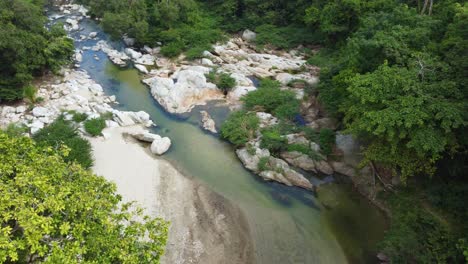 Fluss-Mit-Kristallklarem-Wasser-Inmitten-Von-Vegetation-Und-Felsen-In-Santa-Marta,-Magdalena,-Kolumbien