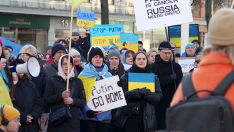 Mujeres-Con-Banderas-Y-Carteles-Cantan-En-Protesta-Contra-La-Guerra-En-Ucrania