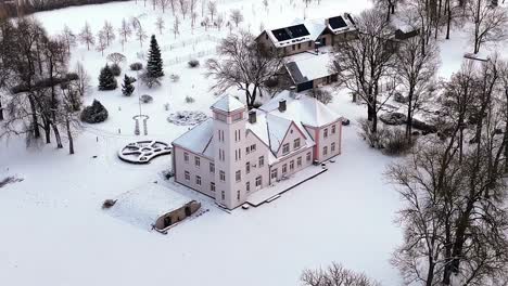 Ein-Schneebedecktes-Haus-Mit-Einem-Weißen-Dach-Und-Einer-Weißen-Verzierung