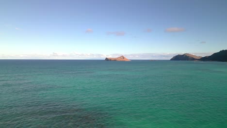Ruhige,-Türkisfarbene-Meereslandschaft-Auf-Der-Insel-Oahu,-Hawaii-–-Luftaufnahme-Einer-Drohne