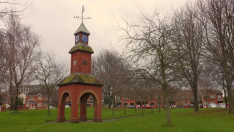 Torre-Del-Reloj-En-El-Parque-De-Dalcassian-Downs,-Dublín,-Irlanda