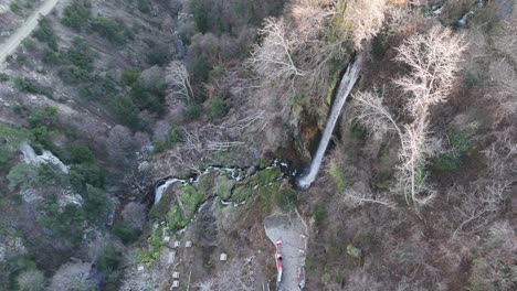 Vista-De-Drones,-Flujo-De-Agua-En-Zonas-Verdes,-Bellezas-Naturales