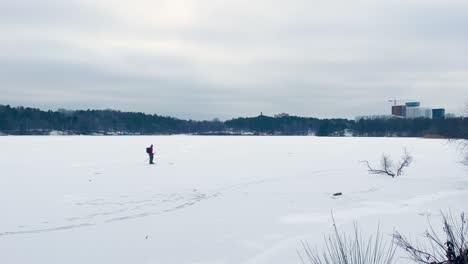 Einsamer-Schlittschuhläufer-Läuft-Auf-Einem-Verschneiten,-Zugefrorenen-Fluss-Im-Bewölkten-Stockholm-Schlittschuhe