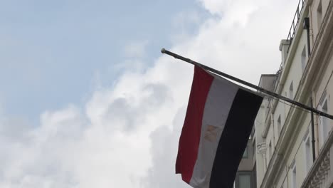 Egyptian-flag-within-Belgravia,-London,-United-Kingdom