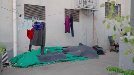 Locals-dry-their-clothes-on-the-streets-in-the-hutongs