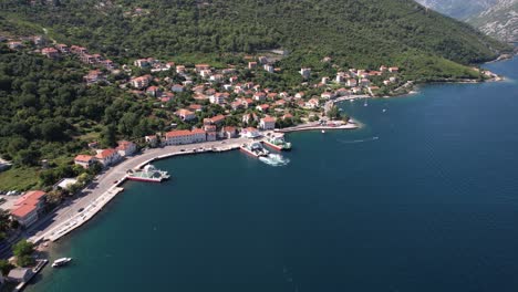 Kamenari,-Montenegro,-Vista-Aérea-Del-Ferry-Y-La-Estación-En-La-Bahía-De-Kotor-En-Un-Día-Soleado-De-Verano