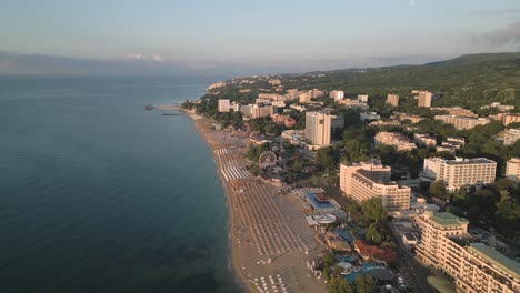 Flug-über-Goldenen-Sand,-4K-Drohnenaufnahme---Bulgarien