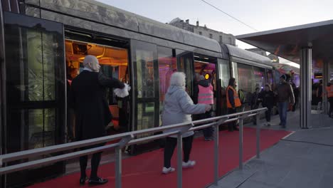 Montpelliers-Tag-Der-Kostenlosen-öffentlichen-Verkehrsmittel:-Animationsveranstaltung-An-Einer-Straßenbahnhaltestelle