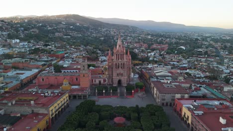 Cathedral-at-sunrise-in-San-Miguel-de-Allende-with-birds-flying-around-the-gardens-and-no-people-around