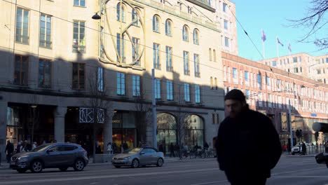 Tráfico-Callejero-Frente-A-Los-Famosos-Grandes-Almacenes-Nk-En-Estocolmo