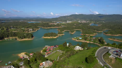 Luftaufnahme-Des-Guatape-Sees-Und-Der-Idyllischen-Landschaft-An-Einem-Sonnigen-Tag,-Kolumbien