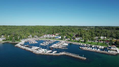 Veleros-Y-Otros-Barcos-En-El-Puerto-De-Sister-Bay,-Wisconsin-En-Un-Día-Soleado