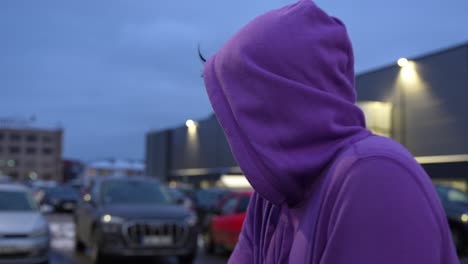 Guy-rubbing-his-hands-on-his-shoulders-due-to-cold-weather-while-at-the-parking-lot,-dynamic-closeup