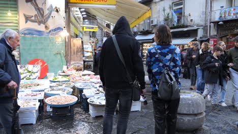 Gente-Paseando-Por-El-Mercado-Callejero-De-Nápoles-Al-Atardecer,-Italia