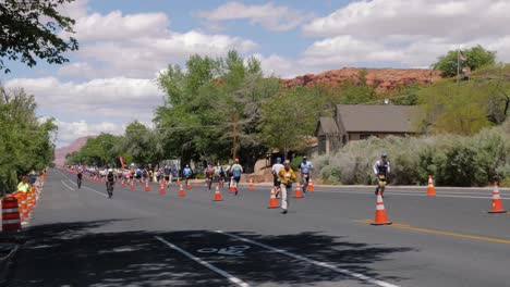 Toma-En-Cámara-Lenta-De-Corredores-Y-Dos-Ciclistas-En-El-Ironman-70-De-Salud-Entre-Montañas.