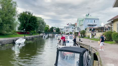 Muelle-Familiar-En-Barco-Por-Río-En-La-Pequeña-Ciudad-De-Trosa-En-Verano-Suecia