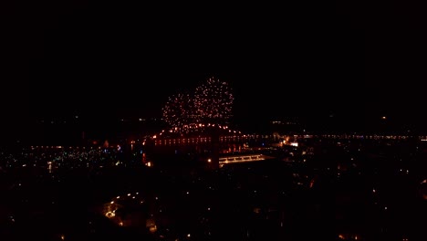 Feuerwerk-Explodiert-Nachts-über-Venedig-Und-Erleuchtet-Den-Karneval-Mit-Leuchtenden-Farben