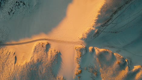 Zeitrafferaufnahme-Von-Oben-Von-Menschen,-Die-Durch-Die-Sanddünen-Von-Provincetown-Laufen