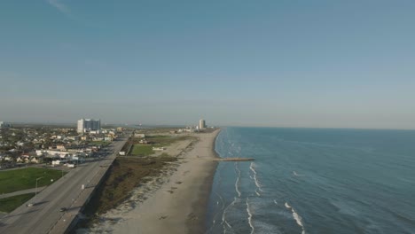 Eine-Luftaufnahme-Vom-östlichen-Ende-Von-Galveston-Island-Entlang-Des-Seawall-Boulevards-Bei-Sonnenuntergang