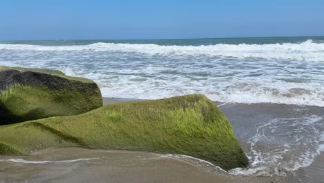 Ruhige-Szene-Mit-Strand-Und-Wellen-In-Der-Karibik