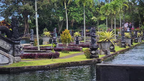 Brunnen-Und-Landschaft-Im-Wasserpalast-Tirta-Gangga,-Insel-Bali,-Indonesien