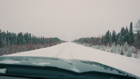 LKW-POV,-Der-Schnell-Eine-Schneebedeckte-Winterautobahn-Mit-Bäumen-Auf-Beiden-Seiten-Hinunterfährt