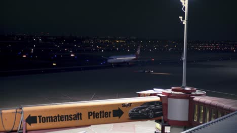 Avión-De-La-Aerolínea-Air-Berlin-Rodando-Por-La-Noche-En-La-Pista-De-Aterrizaje-En-El-Aeropuerto-Alemán-De-Berlín-Tegel-Ahora-Cerrado